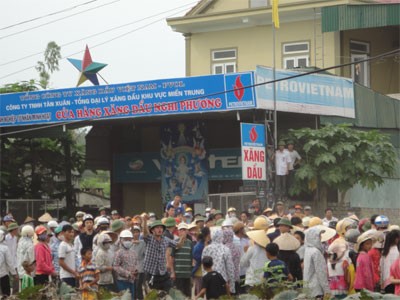 จังหวัด เหงะอานแถลงข่าวต่อสื่อมวลชนเกี่ยวกับเหตุวุ่นวายที่ตำบลงีเฟืองอำเภองีโหลก